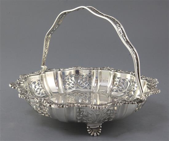 A George V silver fruit basket by Alexander Clark & Co. Ltd, 21.5 oz.